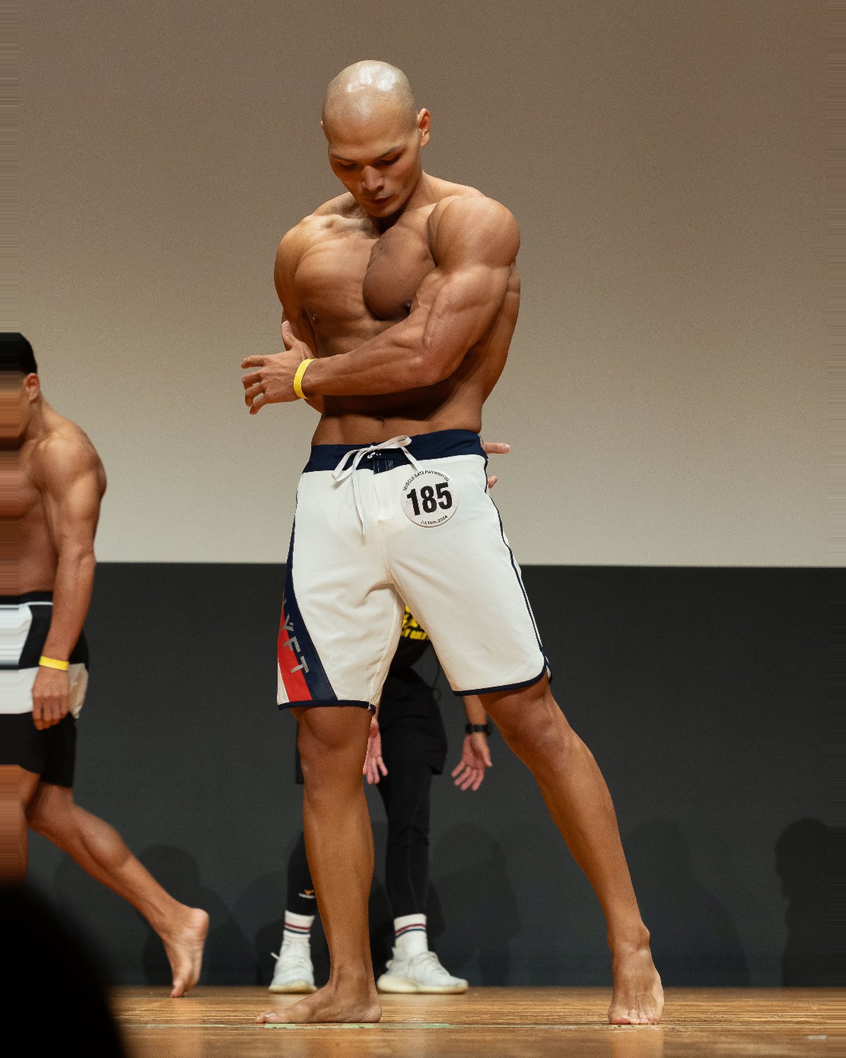 フィジークのステージでポーズをとる辻幸之介